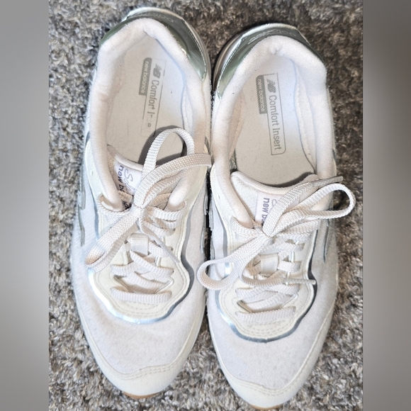 New Balance Sola Sleek sneakers, off white/light beige w Silver Accents, Sz 7 - Picture 4 of 9